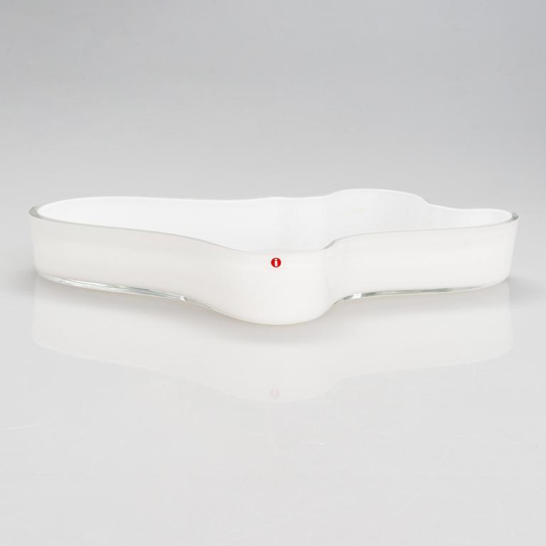 Alvar Aalto, A '3028' dish signed Alvar Aalto Iittala, 87/1985.