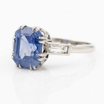Ring platina med safir och baguetteslipade diamanter. Medföljande report GCS.