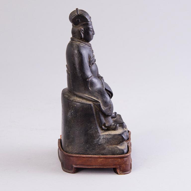 A bronze scultpure of a seated Chinese dignitary, Qing dynasty (1644-1912).