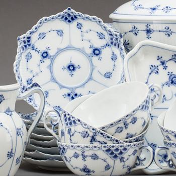 KAFFE- och TESERVIS, 15 delar, porslin, "Musselmalet", Royal Copenhagen, Danmark.