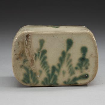 A green and white glazed pillow, Song/Yuan dynasty.