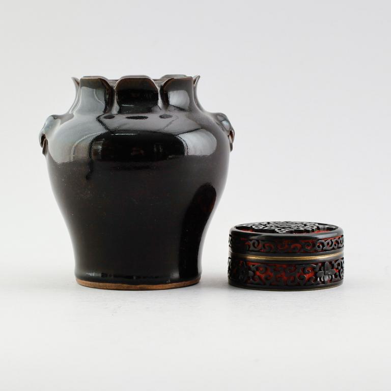 URNA, porslin, LOCKDOSA, mässing, Kina, 1900-/2000-tal.