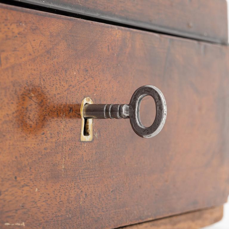 An early 19th century mahogny-veneered box for shaving utensils.