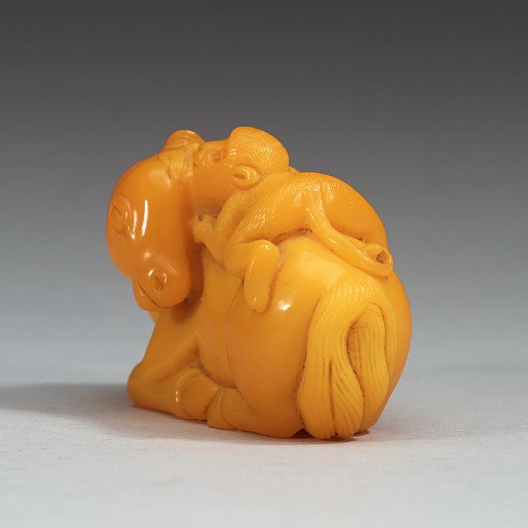 A glass figure of a reclining horse with a monkey, late Qing dynasty (1644-1912).