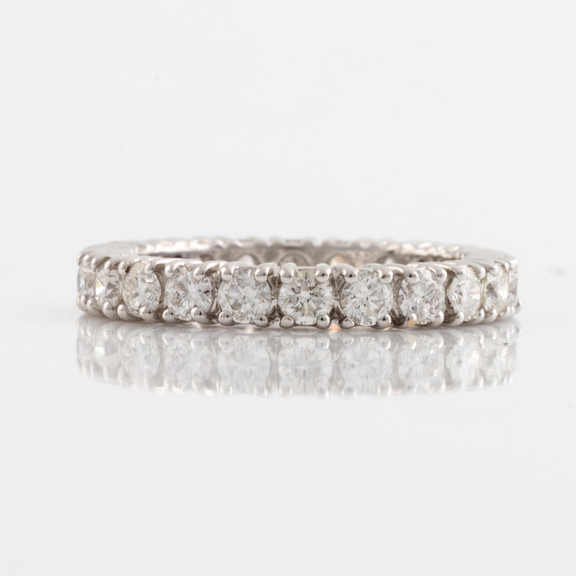 Ring helallians med briljantslipade diamanter, med HRD report.
