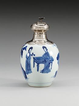 TEDOSA, porslin med silvermontering. Qing dynastin, Kangxi (1662-1722).
