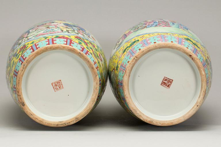 GOLVURNOR, 2 st snarlika, porslin, Kina 1900-tal.