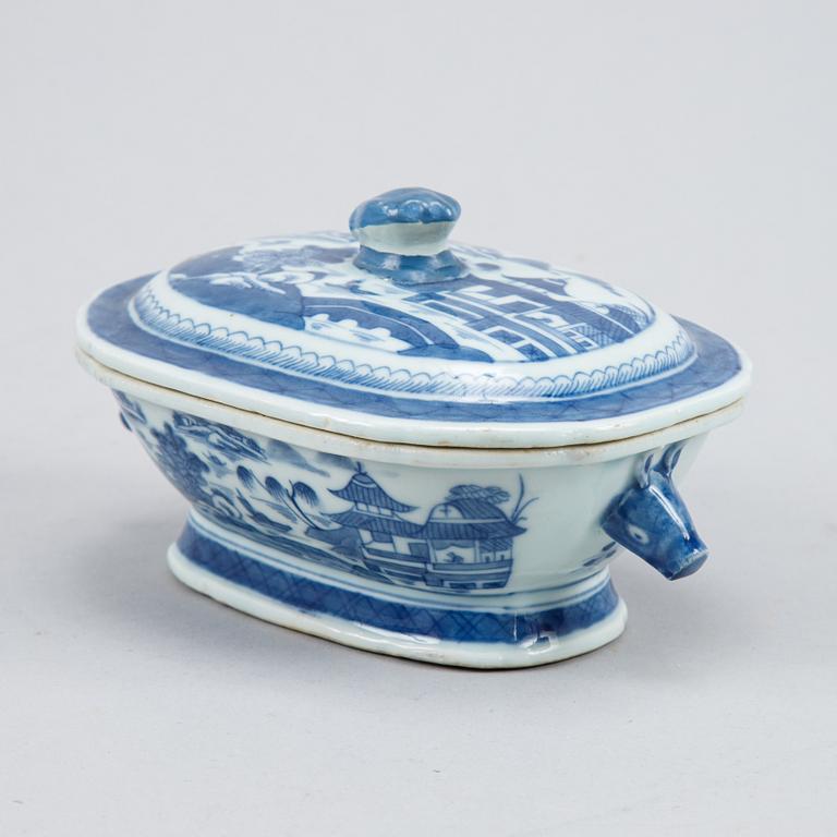 A blue and white vegetable tureen with cover and a butter tureen with cover, Qingdynasty, 19th Century.