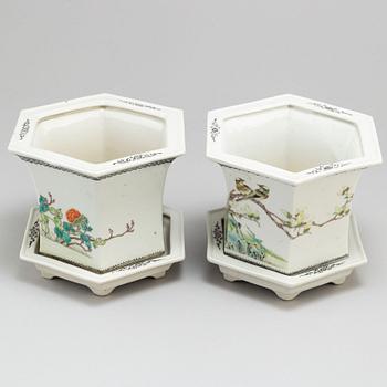 A pair of Chinese pots with dishes, and a hat stand, 20th century.