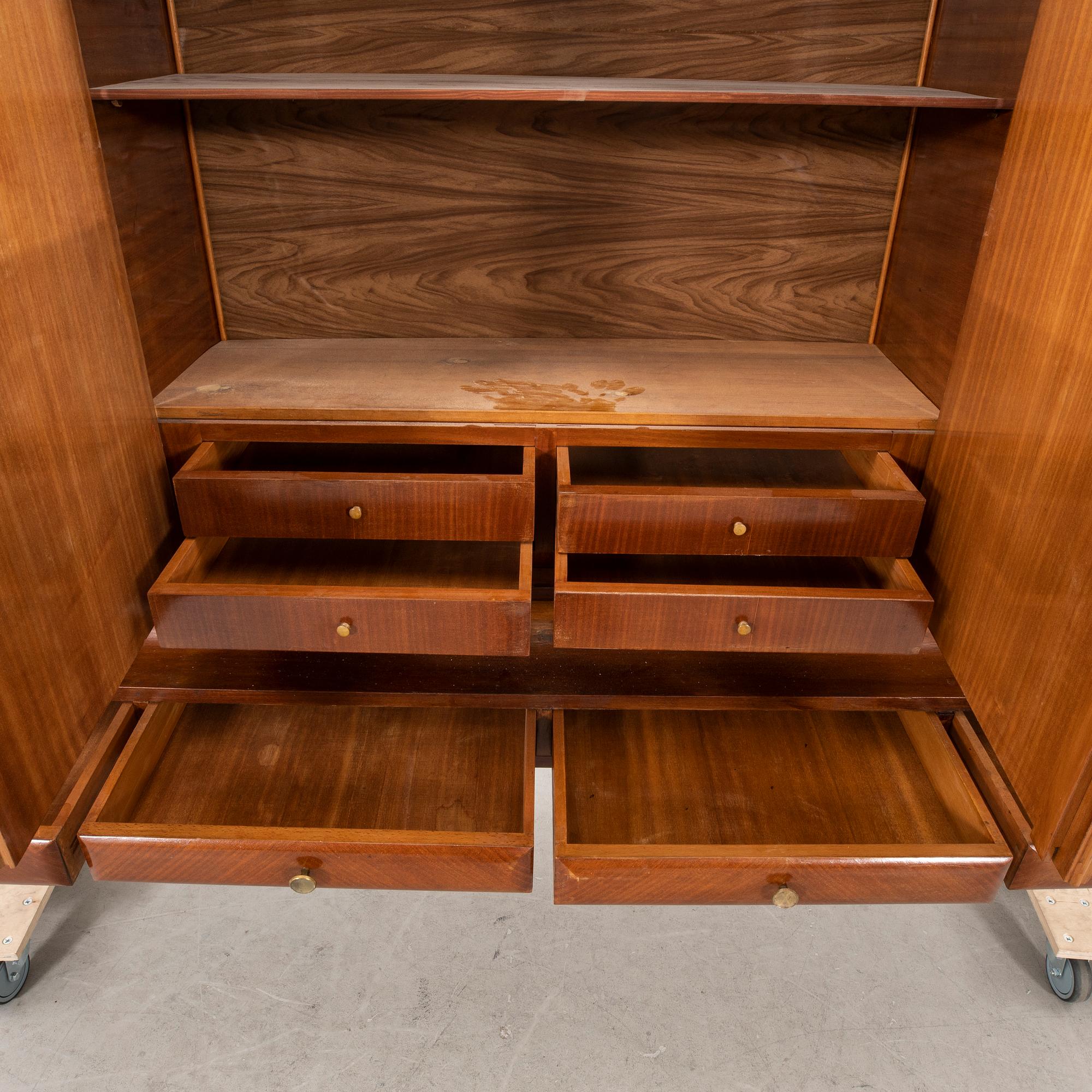 A 1950s Italien mahogany cabinet.