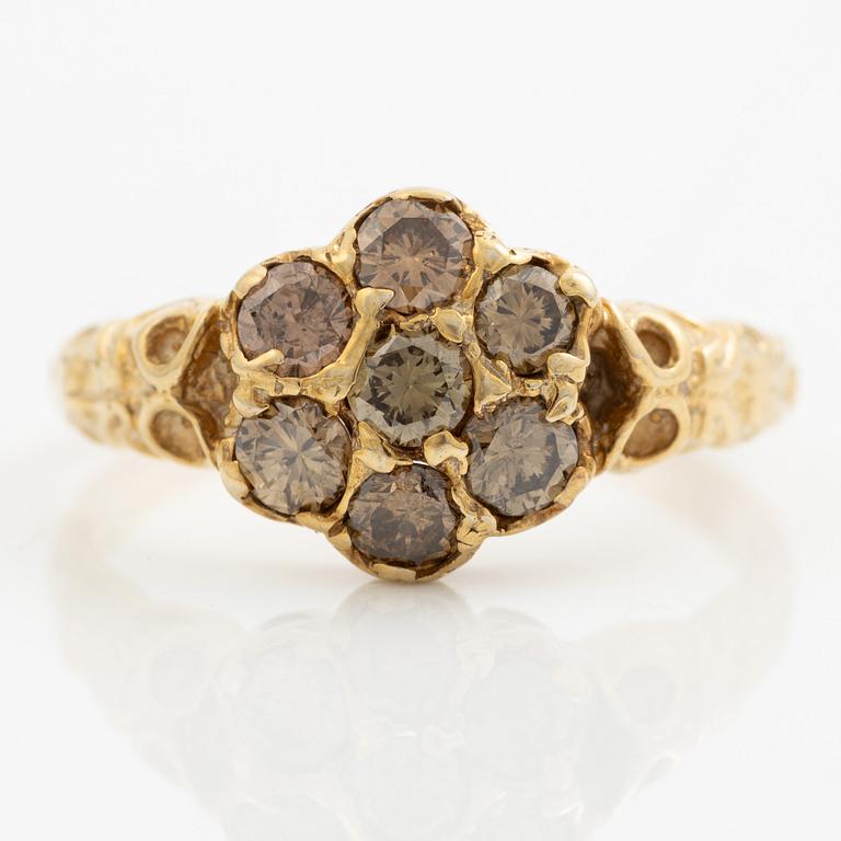Ring, 18K gold with brown-tinted brilliant-cut diamonds.