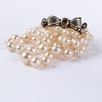 COLLIER, odlade saltvattenspärlor med silverlås.