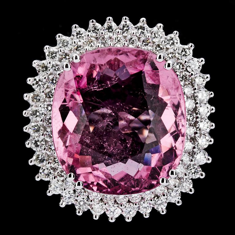 RING, rosa fasettslipad turmalin, 12.27 ct med briljantslipade diamanter, tot. 1.20 ct.