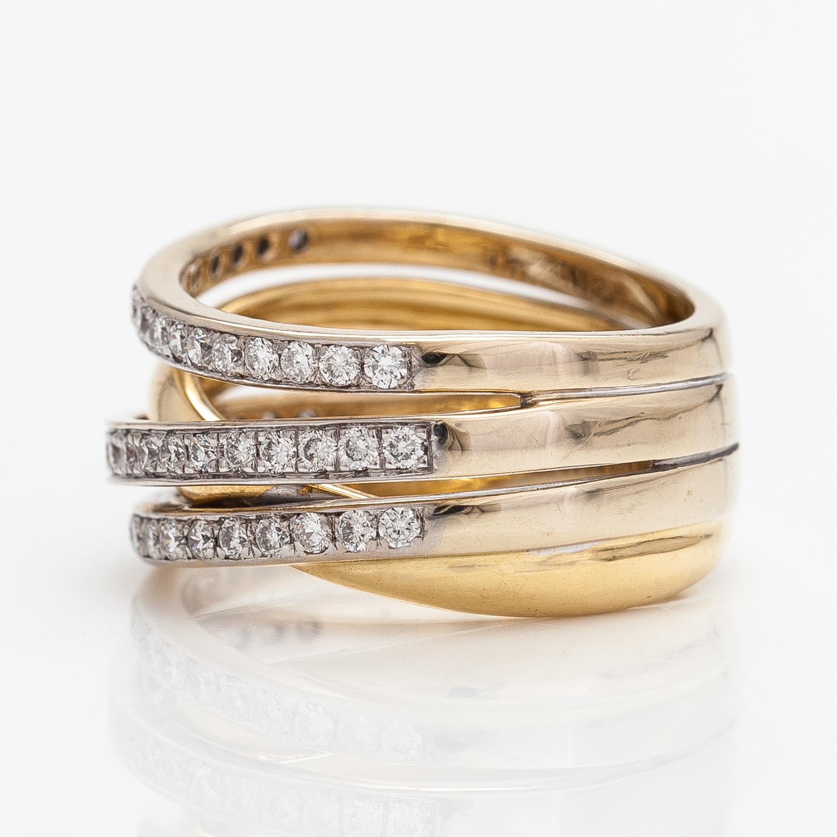 An 18K gold ring with diamonds ca. 0.53 ct in total.