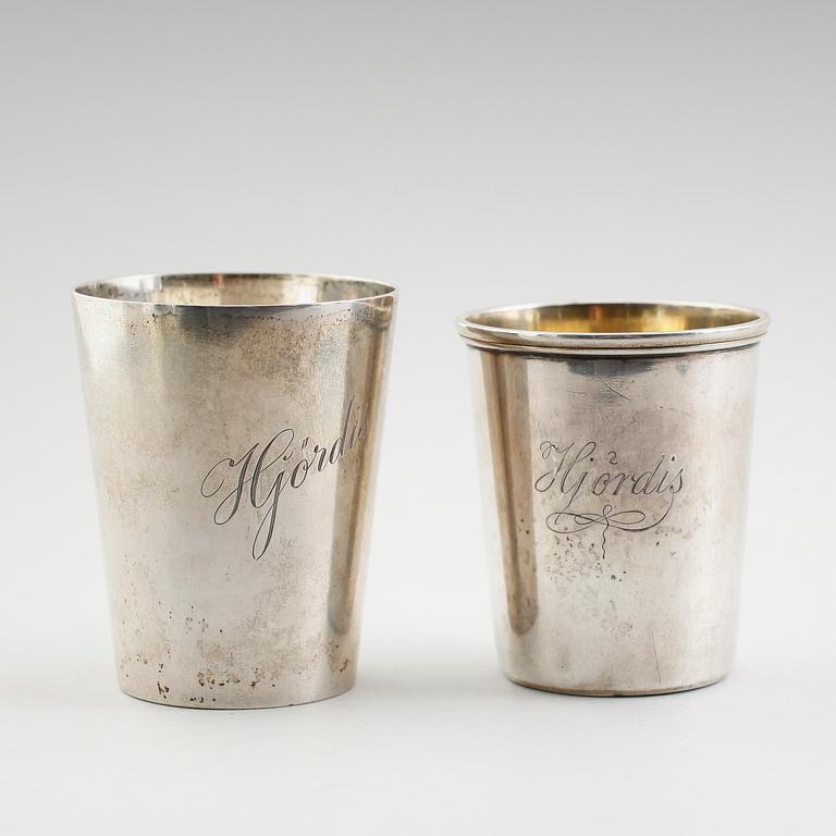 BÄGARE, 2 st, silver, 1800/1900-tal. Vikt ca 165 gram.