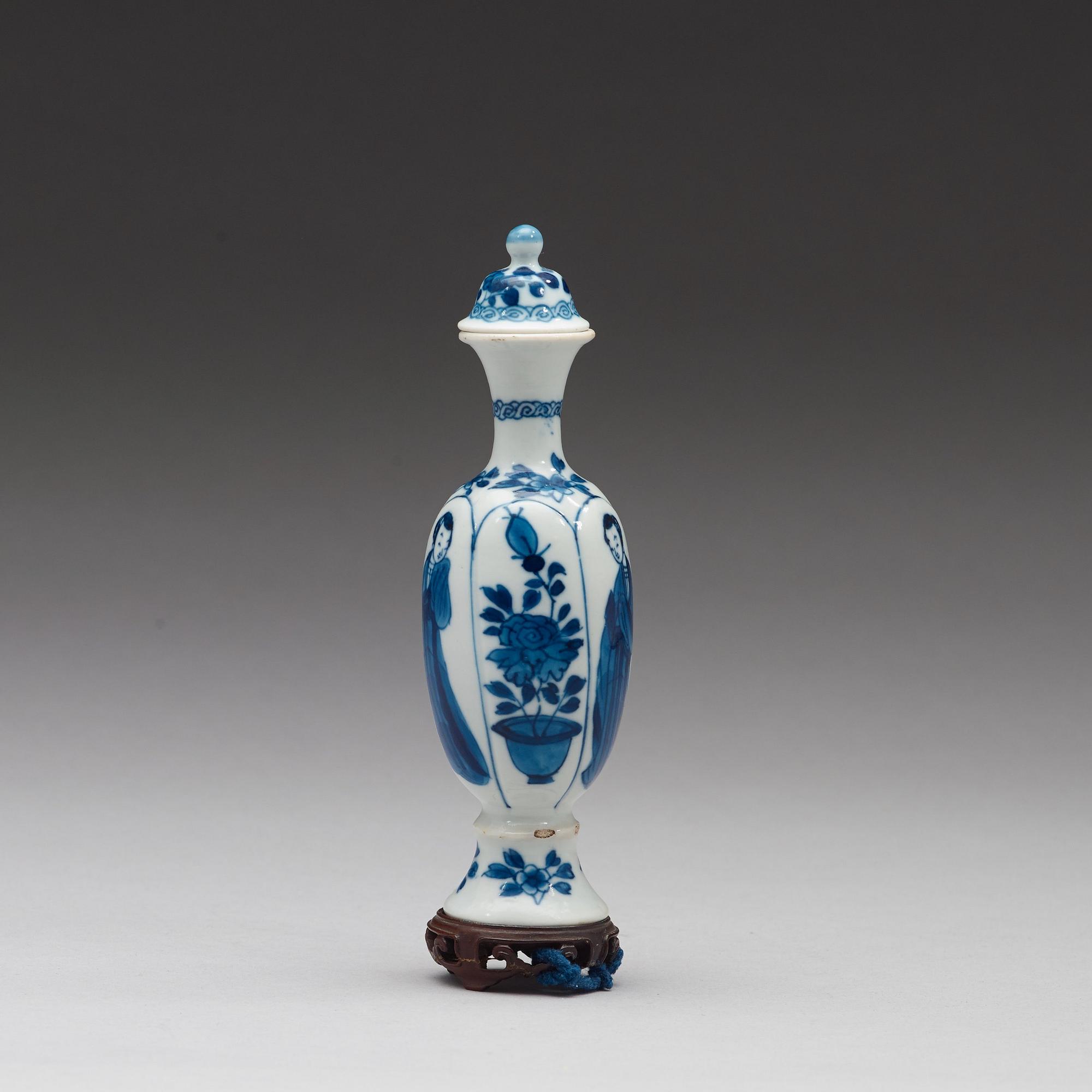 A blue and white bottle with cover, Qing dynasty, Kangxi (1662-1722).