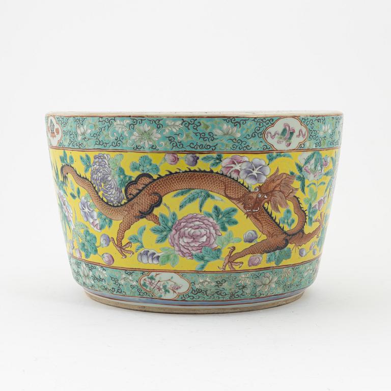 A large enamelled four clawed dragon flower pot, Qing dynasty, circa 1900.