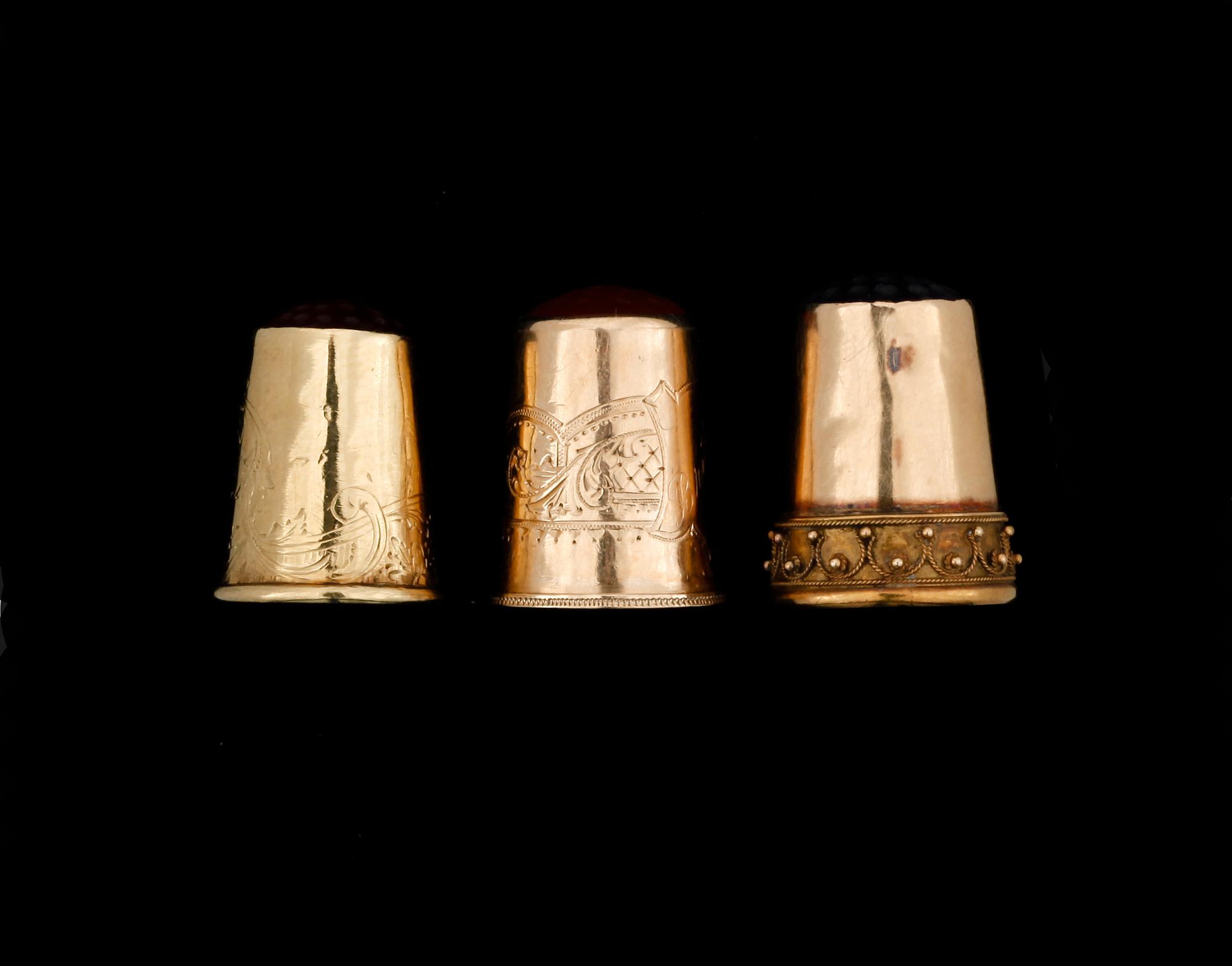 FINGERBORGAR, 3 st, guld 18K, bla Gustaf Dahlgren & Co i Malmö. Totalvikt ca 8 gram.