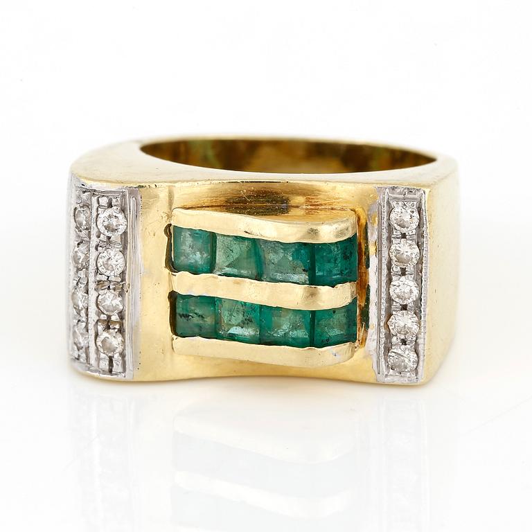 RING, 18K guld med diamanter tot ca 0,20 ct och smaragder, Frankrike, troligen 1900-talets första hälft Tot vikt ca 12 g.
