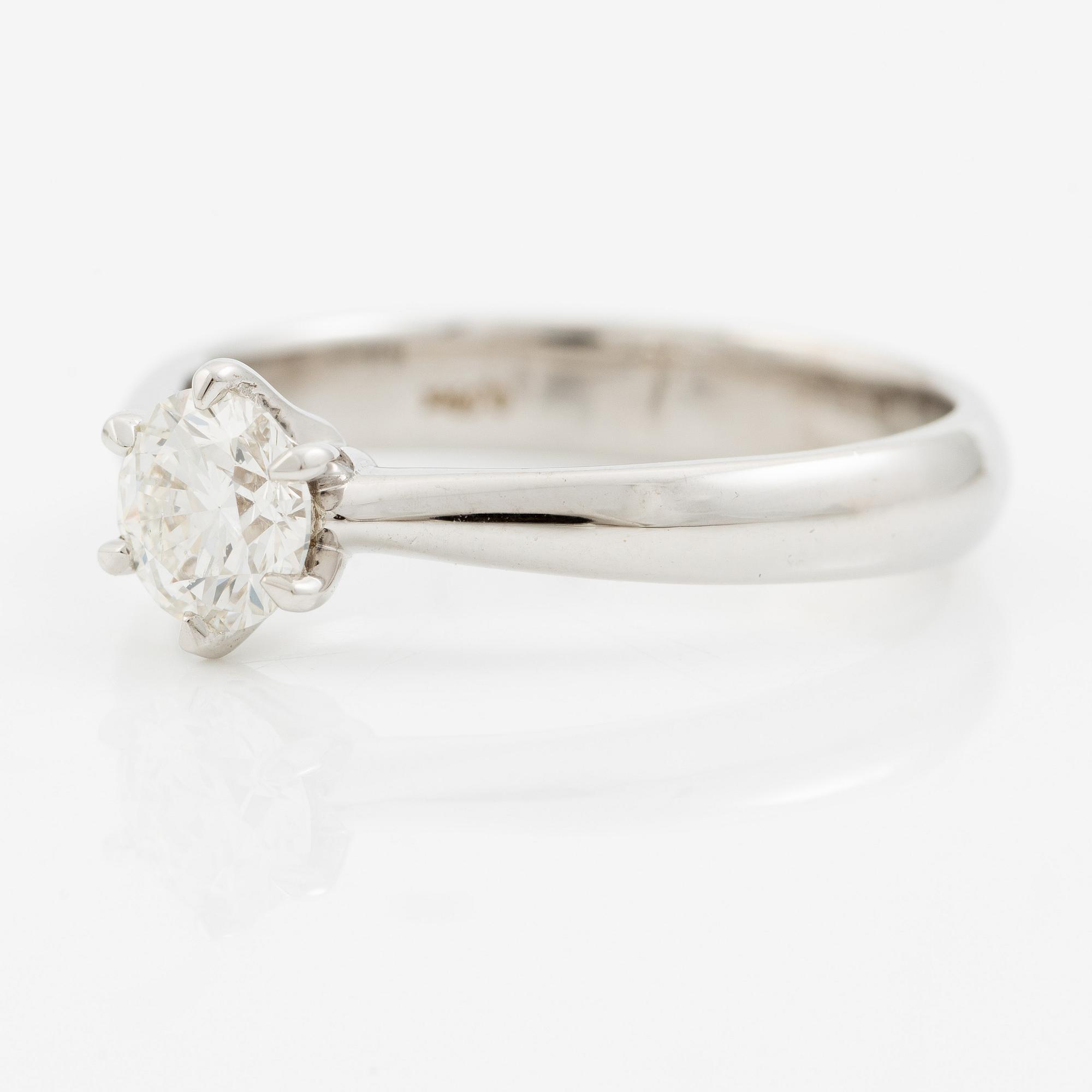 Ring 18K vitguld med briljantslipad diamant, medföljande IGI report.