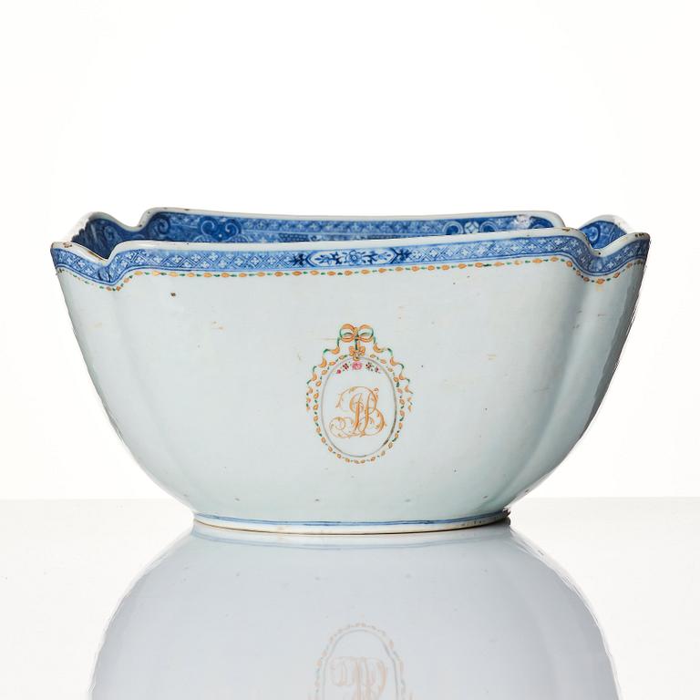 A blue and white famille rose Export porcelain bowl, Qing dynasty, Qianlong (1736-95).