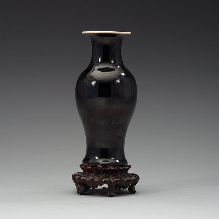 A black glazed vase, Qing dynasty, 19th century.