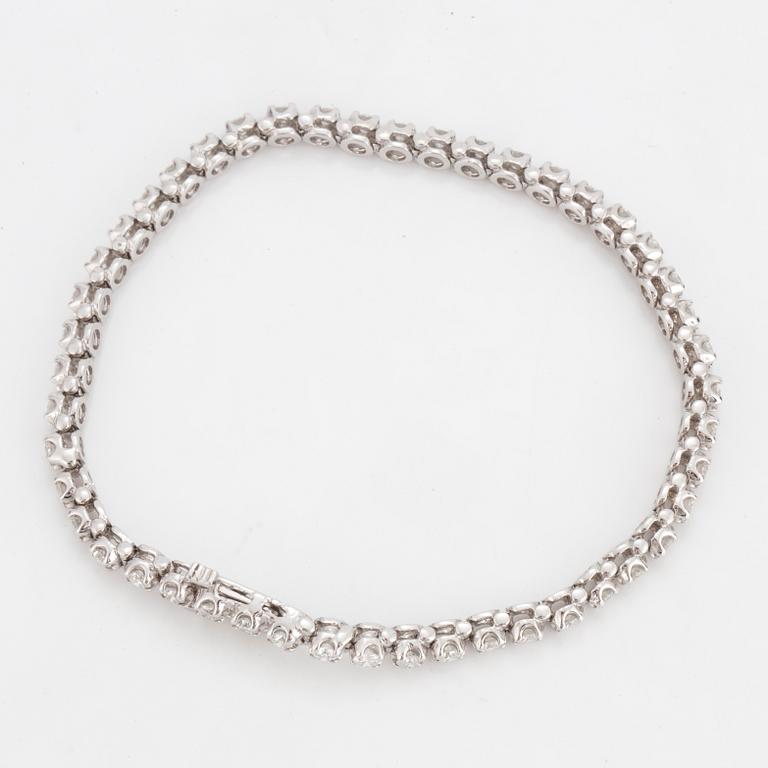 A TENNISBRACELET set with round brilliant-cut diamonds.