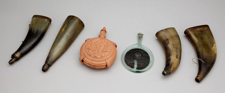 KRUTHORN, 6 st, keramik, glas samt horn, 1800-tal.