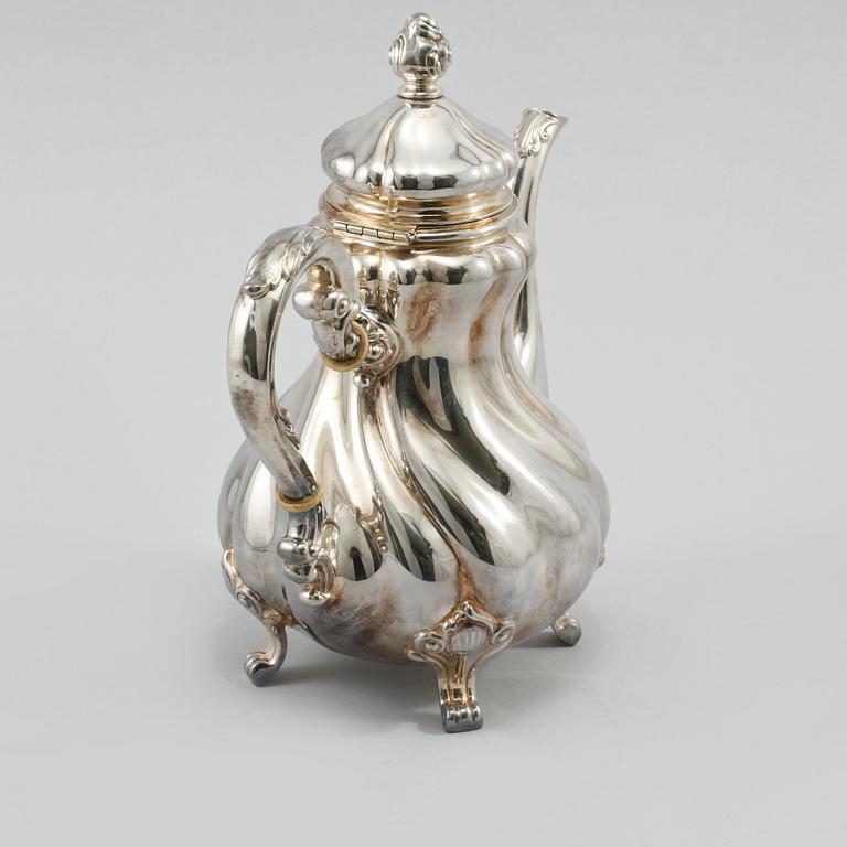 KAFFEKANNA, silver, rokokostil, svenska importstämplar, omkring 1900-talets mitt, vikt 535 gram.