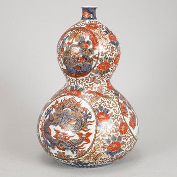 A double gourd imari vase, Japan, Meiji (1868-1912).