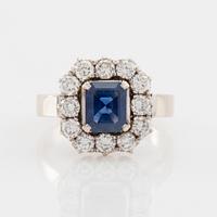 Ring in 18K white gold set with a step-cut sapphire and round brilliant-cut diamonds.
