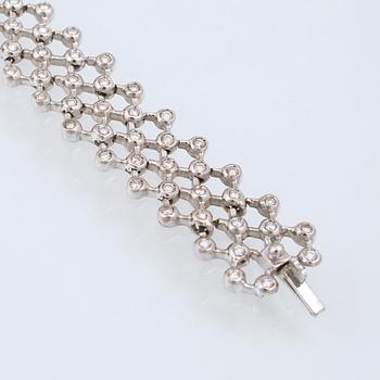 ARMBAND, 18K vitguld med briljantslipade diamanter ca 3.00 ct. Vikt 25,4 gram.