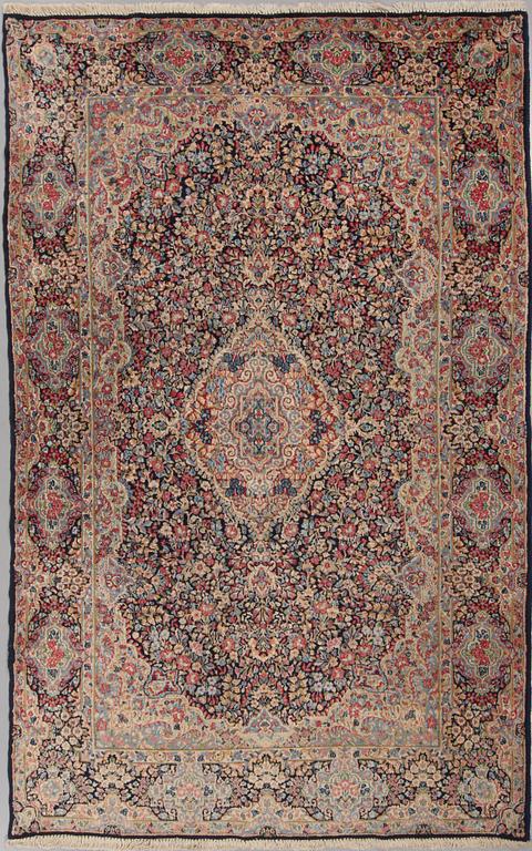 MATTA, Kirman, omkring 1900-talets mitt, 255 x 147 cm.