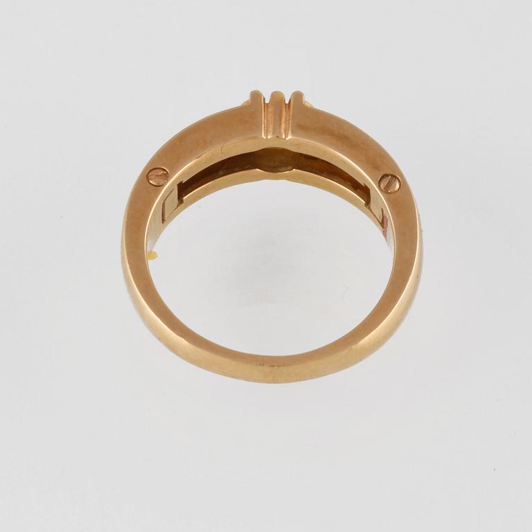 RING , 18K guld med briljantslipad diamant ca 0.23 ct samt röd emalj, utländska stämplar. Vikt 7,3 gram.