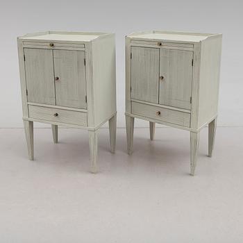 SÄNGBORD, 1 par, gustaviansk stil, 1900-talets andra hälft.