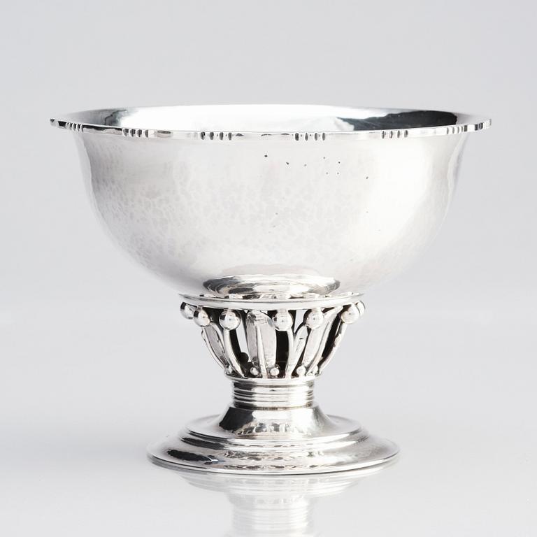 Georg Jensen, skål på fot, Köpenhamn ca 1919-1924, sterling silver, design nr 180B, svenska importstämplar GAB F.