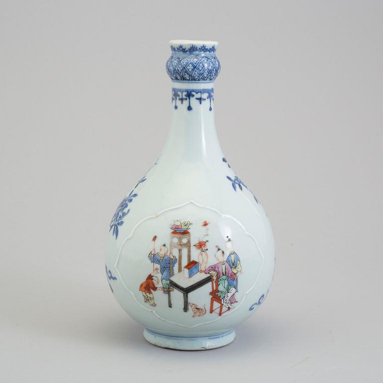 A famille rose bottle flask, Qing dynasty, Qianlong (1736-95).