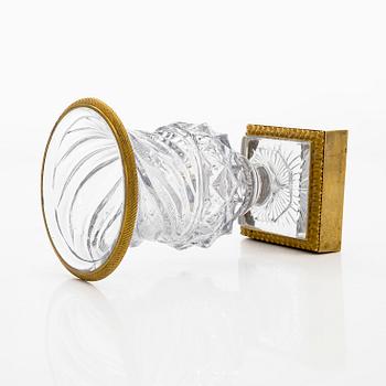 Maljakko, kullattu messinki, hiottu lasi, 1800-luvun puoliväli.