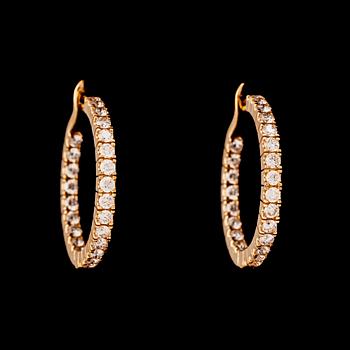 936. A pair of brilliant cut diamond earrings, tot. 2.40 cts.