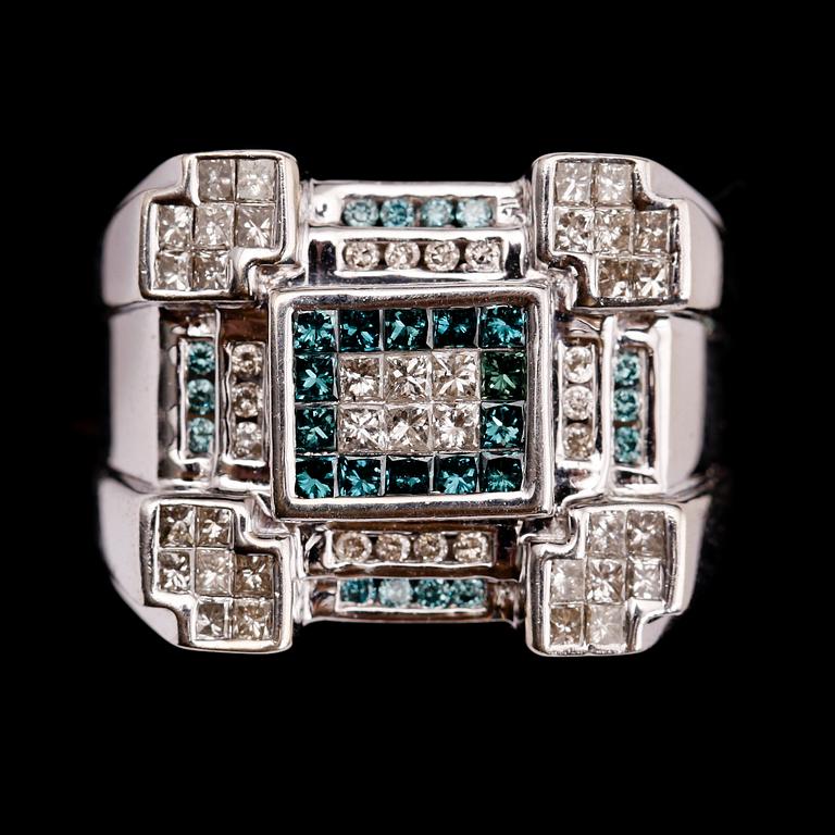 RING, 14 k vitguld, med blå och vita princesslipade diamanter ca 1.25 ct. Total vikt ca 14,4 gram.