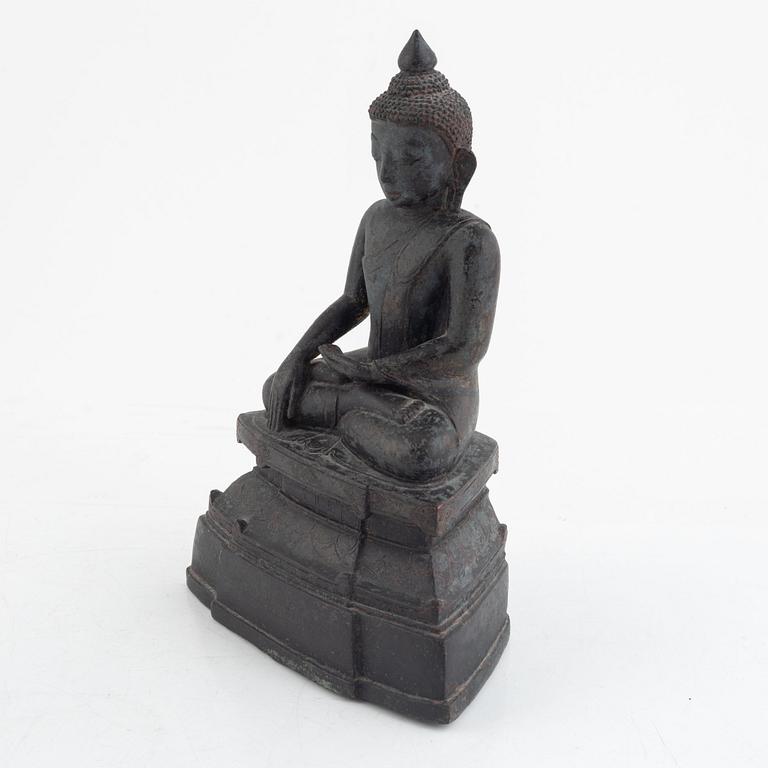 A Burmese bronze figure of a buddha, 17th century.