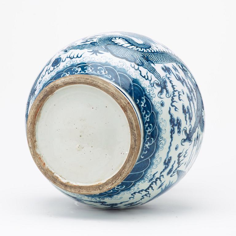 A large blue and white vase, Qing dynasty, 19th Century.