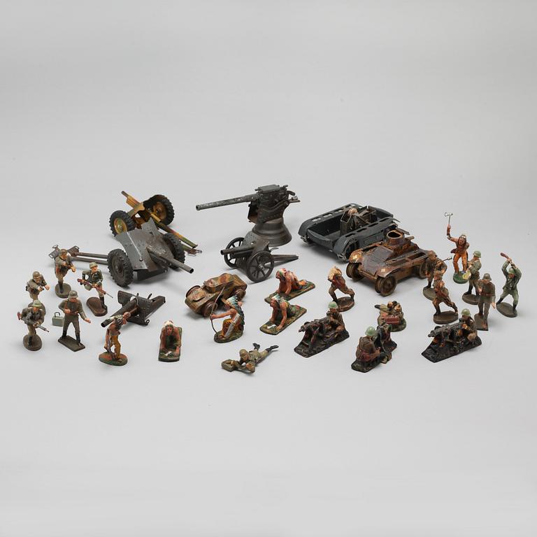 Ca 210 toy soldiers, mostly tin soldiers and from Elastolin, first half of/mid 20th century.