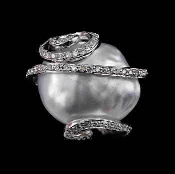 549. SORMUS, briljanttihiottuja timantteja n. 1.10 ct. Barokki  etelänmerenhelmi n. 17 x 19 mm. Paino 13 g.