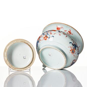 An imari chamber pot with cover, Qing dynasty, Kangxi (1662-1722).