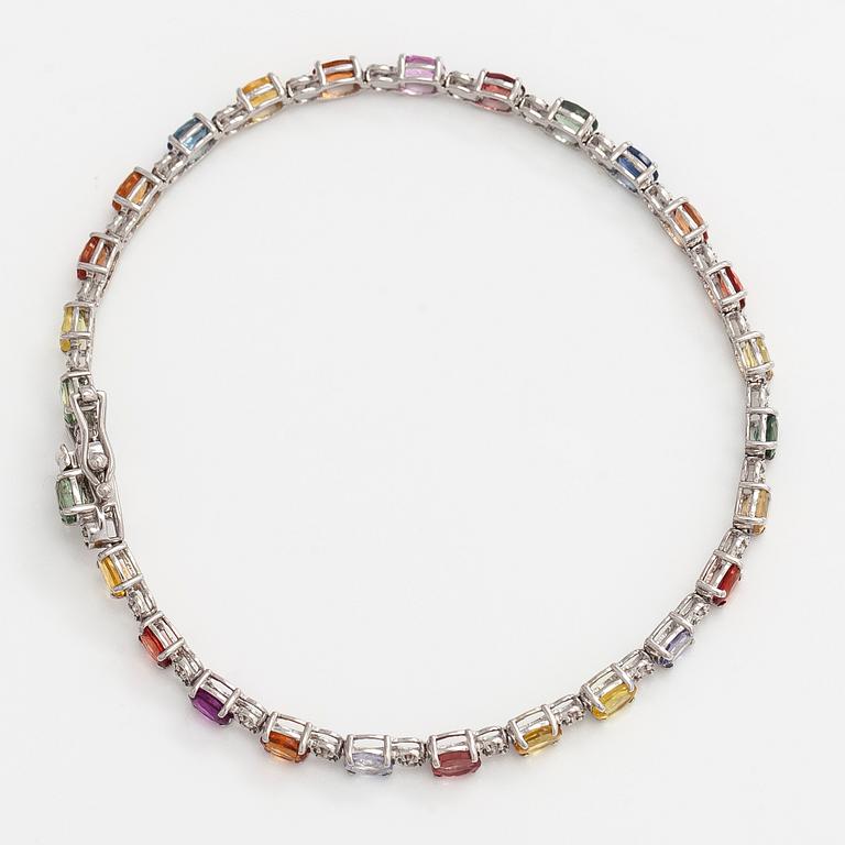 Rannekoru, 18K valkokultaa monivärisillä safiireilla ja timanteilla.