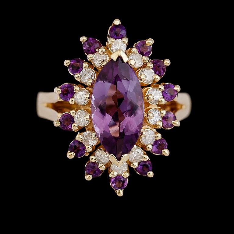 RING, 14 k guld, ametist och briljantslipade diamanter. Vikt ca 6 g.
