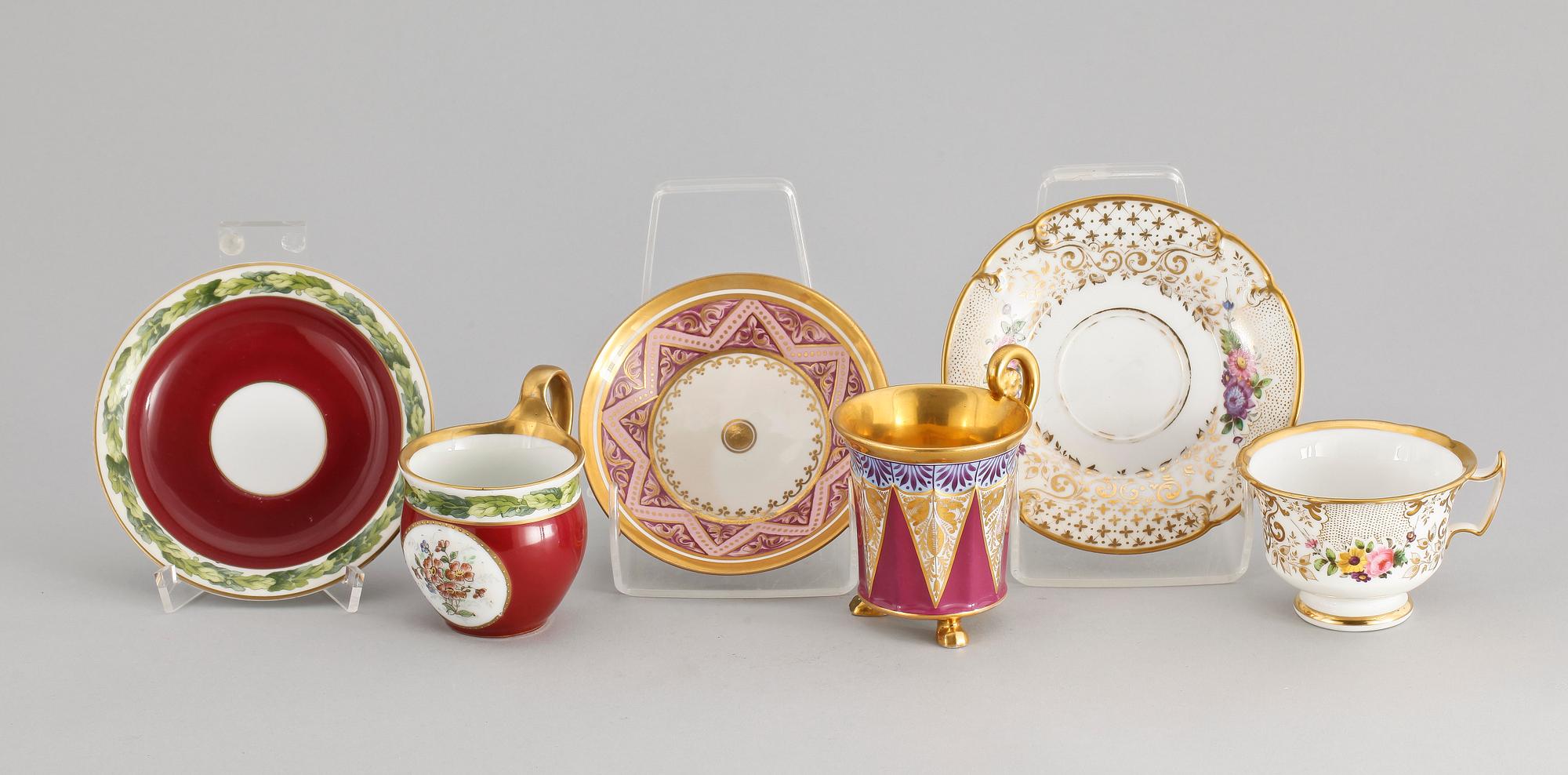PRAKTKOPPAR, 3 st, porslin, empire och senempire, 1800-talets första hälft.