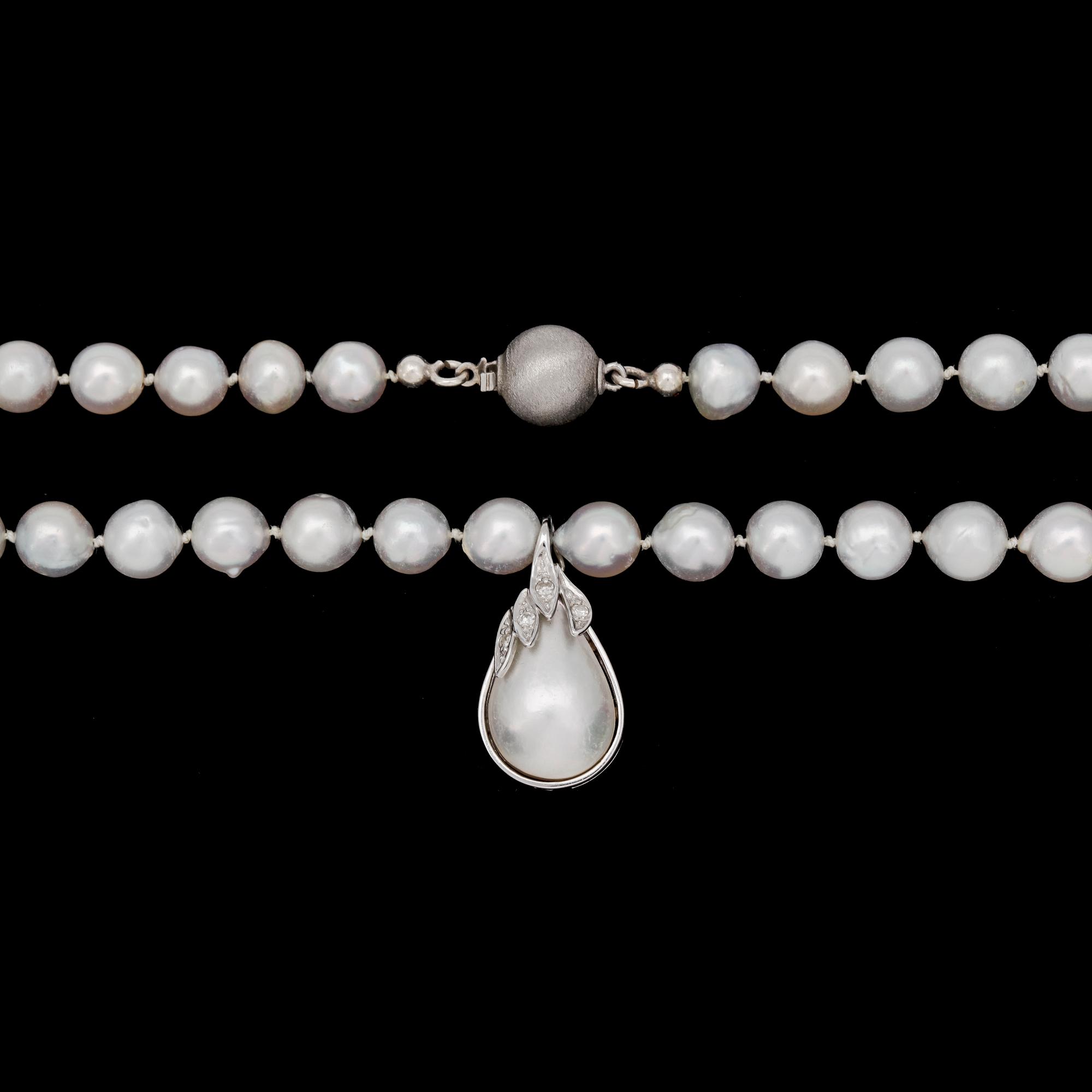 COLLIER, odlade japanska pärlor, mabepärla, smådiamanter och silverlås.