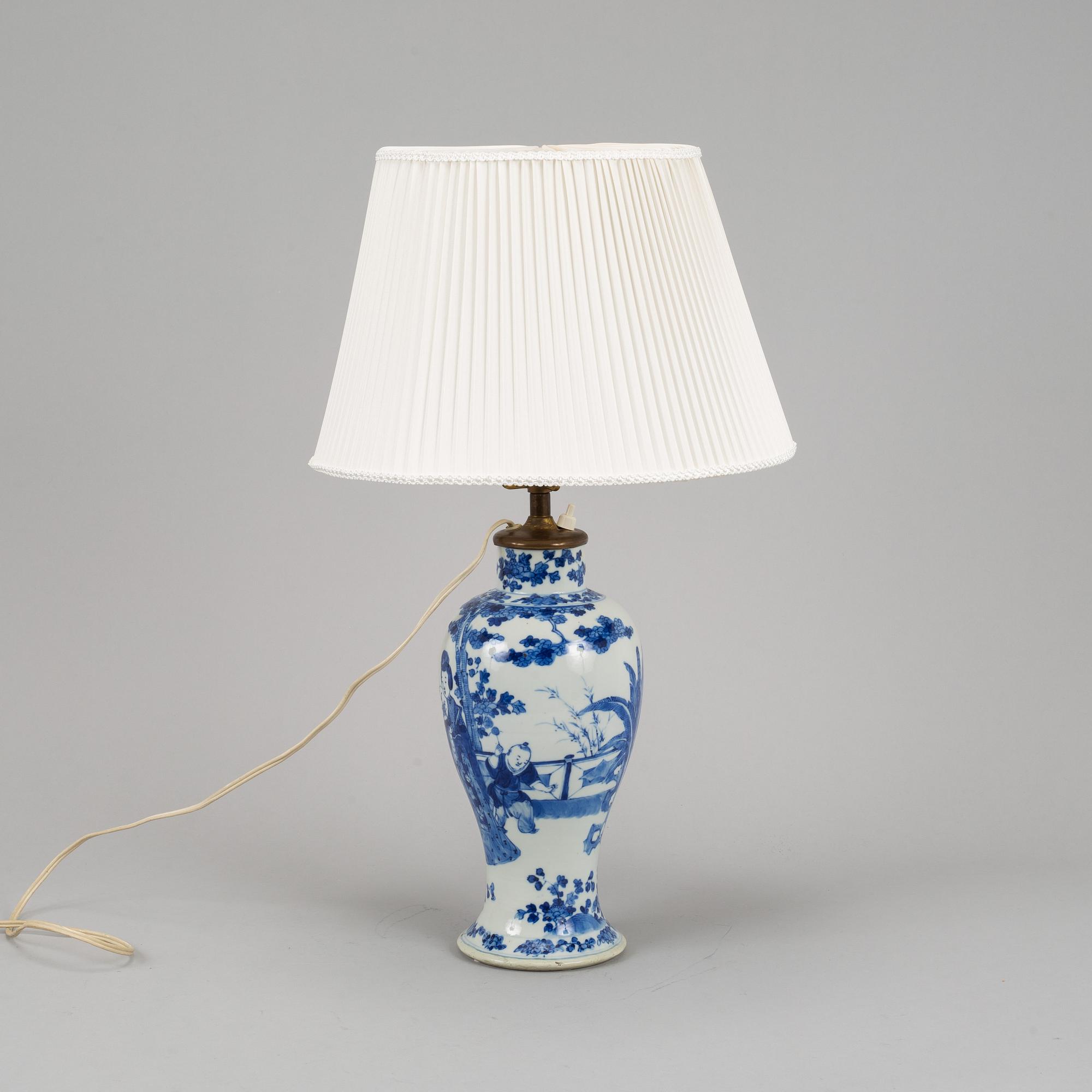 A blue and white figural vase turned into a table lamp, Qing dynasty, Guangxu (1872-1908).